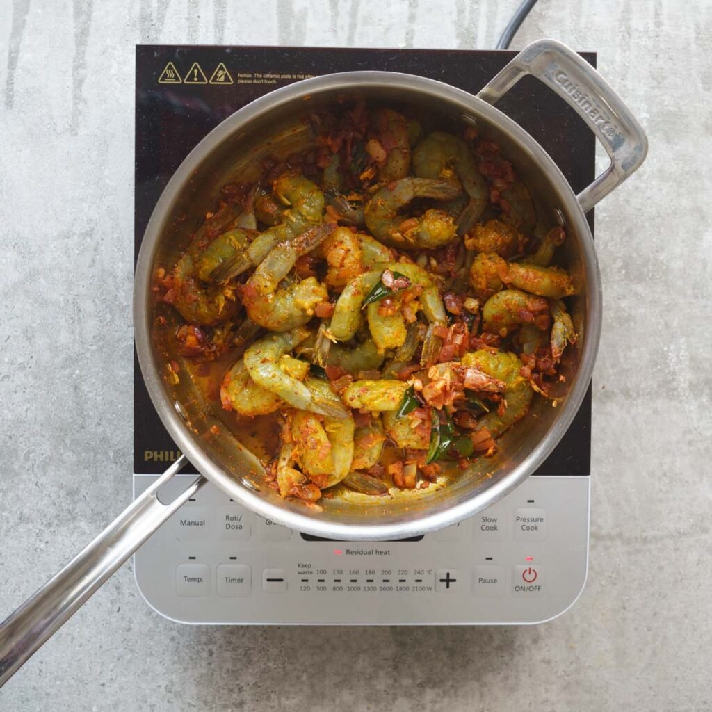 Shrimp in a pan to make shrimp curry