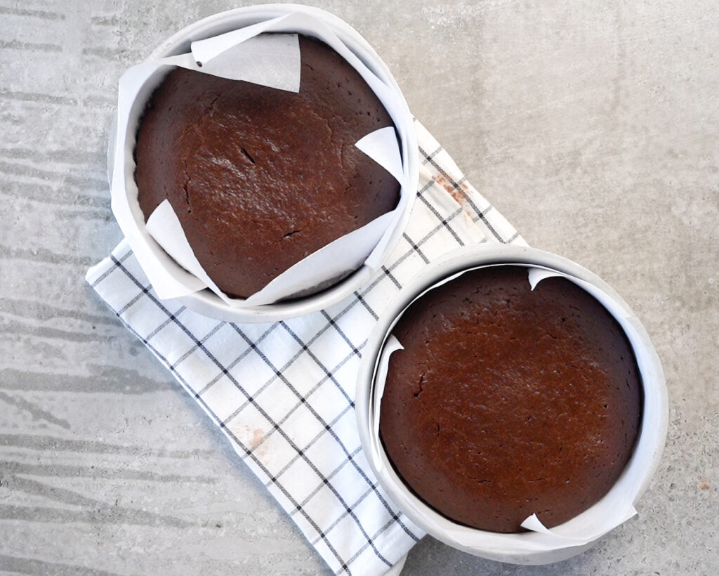 Cooked Chocolate cake in 2 baking pans