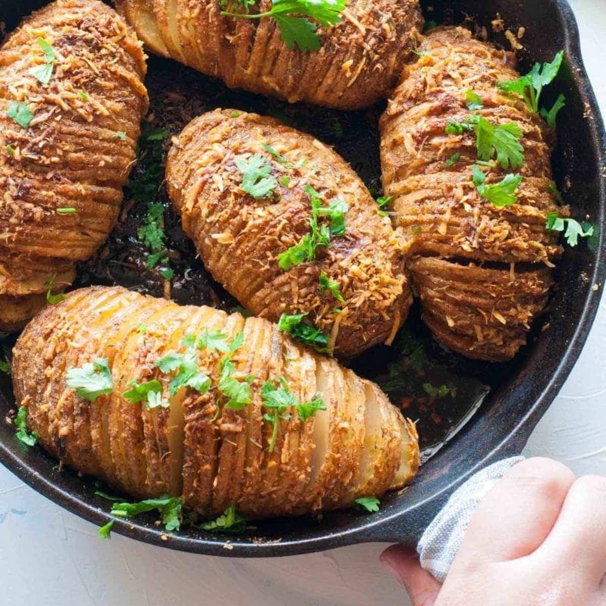 https://www.yellowthyme.com/wp-content/uploads/2018/04/Parmesan-Hasselback-Potatoes-3.jpg