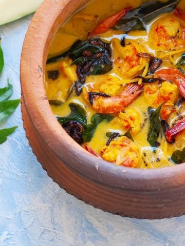 Prawn Curry with Raw Mango - Indian Shrimp Curry also called Chemmin Mango Curry made with Prawns or Shrimp , coconut milk and sour raw mangoes. Super easy Indian- Gluten Free, Paleo & whole 30 complaint Seafood Curry #prawn #shrimp #indiancurry #seafoodcurry #curry #kerala #malabar #malayali #coconutmilk #mango #rawmanho #mangocurry