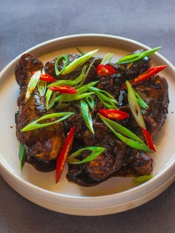 Easy Filipino Adobo Chicken - Chicken in a sweet and spicy glossy sticky sauce made with soy sauce, vinegar and brown sugar. #chicken #adobochicken #filipino