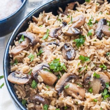 Mushroom Parmesan Rice- Buttery Cheesy Parmesan rice with caramalised mushrooms,garlic and parsley made in pressure cooker within 30 minutes. #mushroom #instantpot #parmesanrice #rice #mushroomrice #recipe #vegetarian #pressurecookerrice