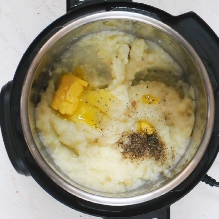 Pressure Cooked Potatoes using no drain method- Adding Butter, pepper and cream
