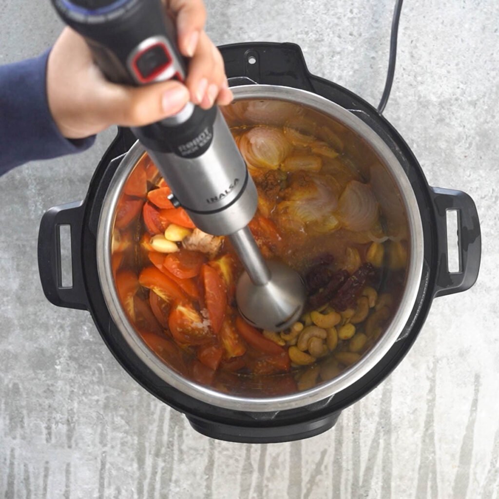 pureeing the gravy into makhani gravy