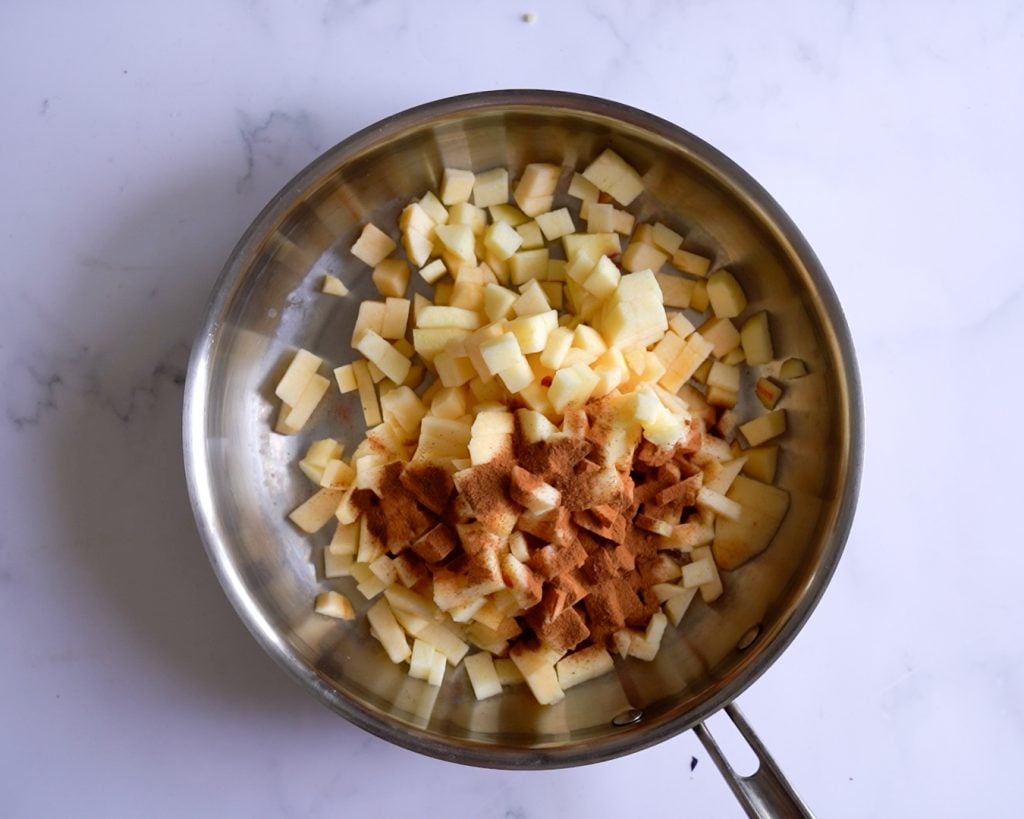 pan with apples and cinnamon