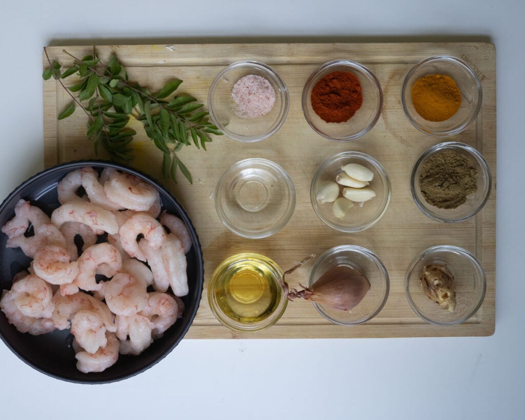 Ingredeints needed to make tawa shrimp - spices, onion, garlic and curry leaves.